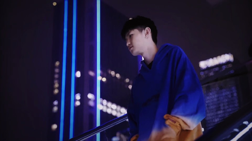 在采访中就