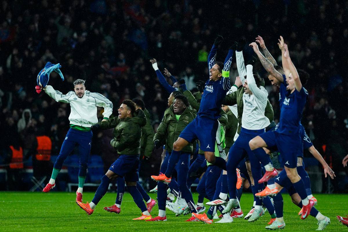 新帅在中场 新帅在中场